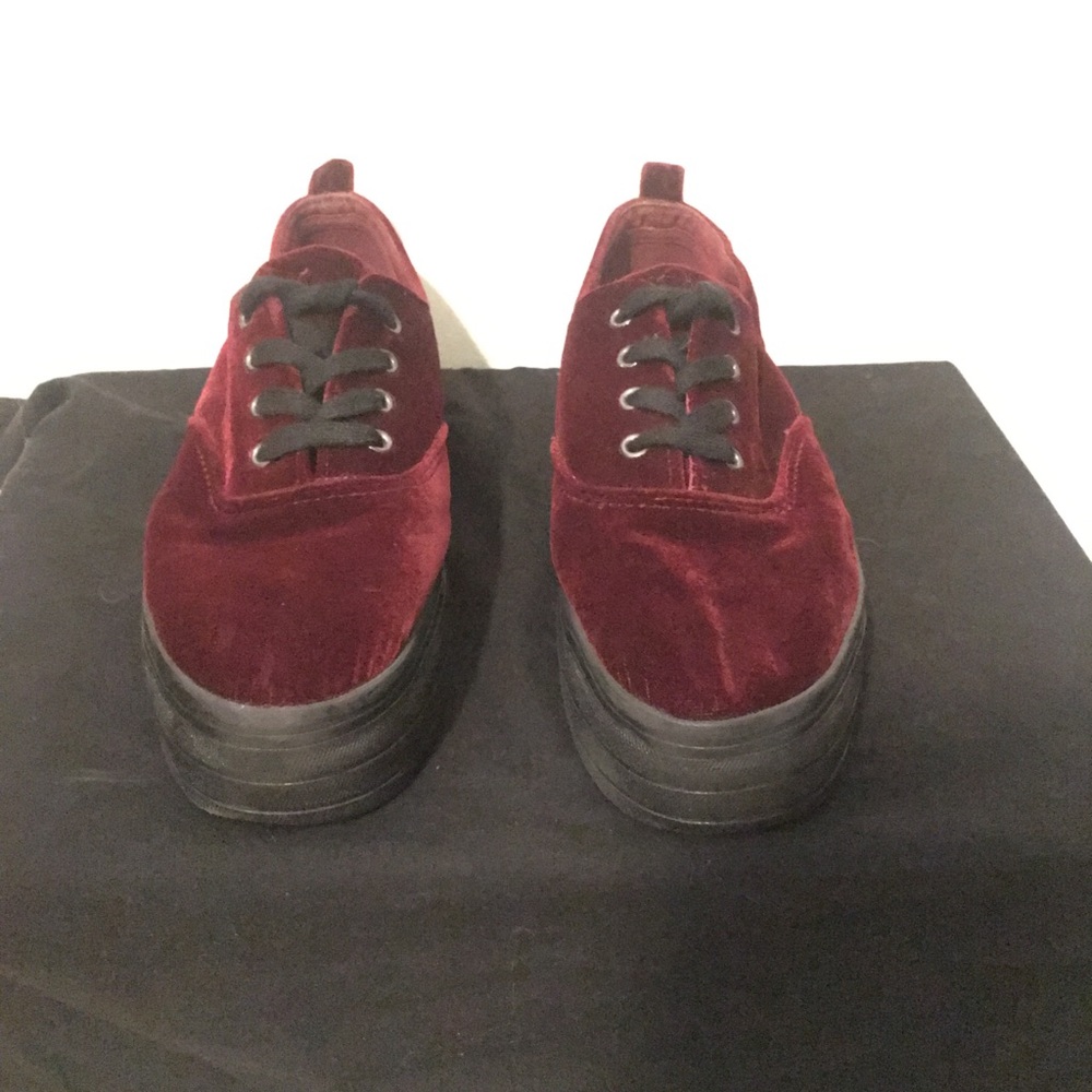 Red Velvet Platform - Picture 2 of 4